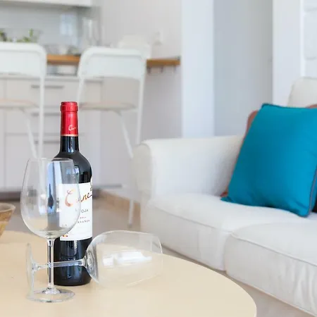 Apartman Americas Downtown : Prime Location Accomm. Arona