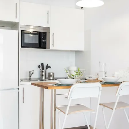 Apartman Americas Downtown : Prime Location Accomm. Arona